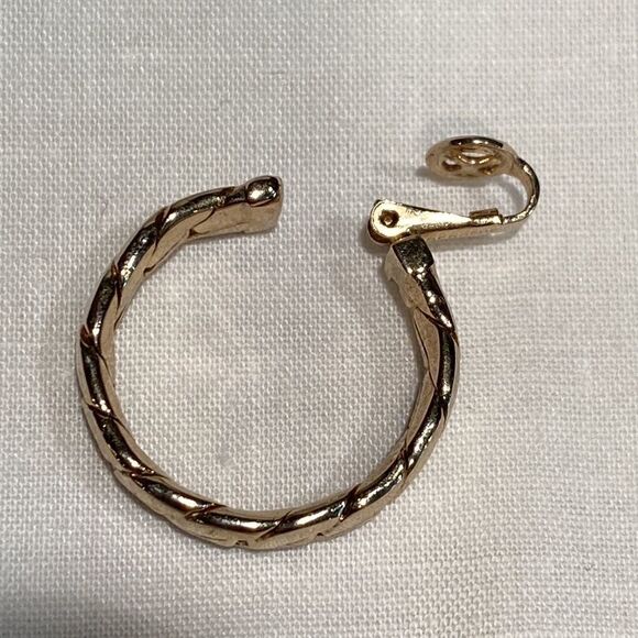 Bergere CLIP Gold Tone Flat Chain Hoops 1” - Picture 3 of 5